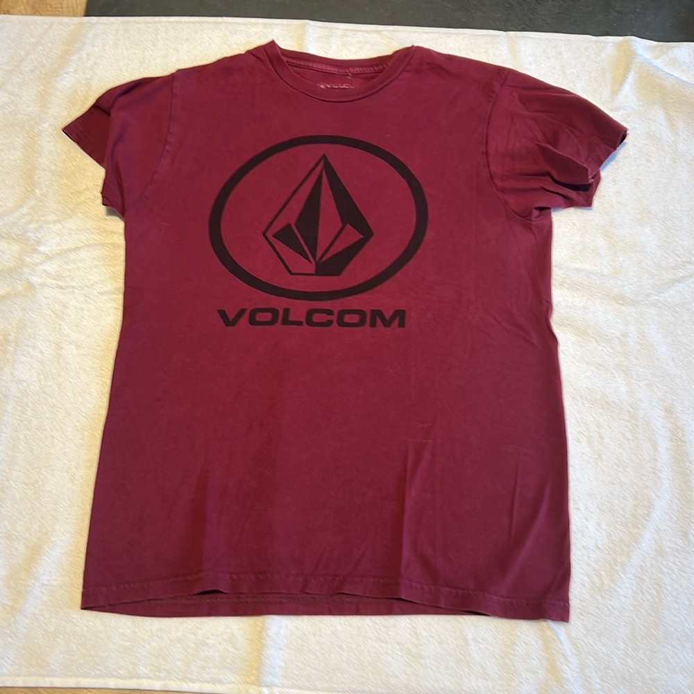 Volcom maroon t-shirt small